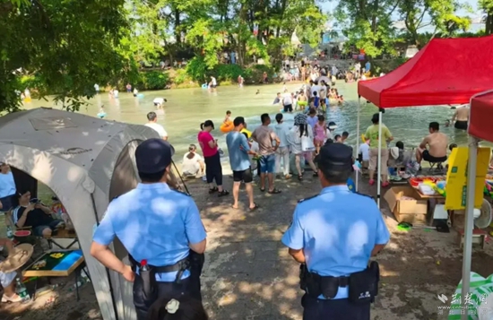 咸安馬橋派出所民輔警在高賽河開展安全巡邏護(hù)航.jpg