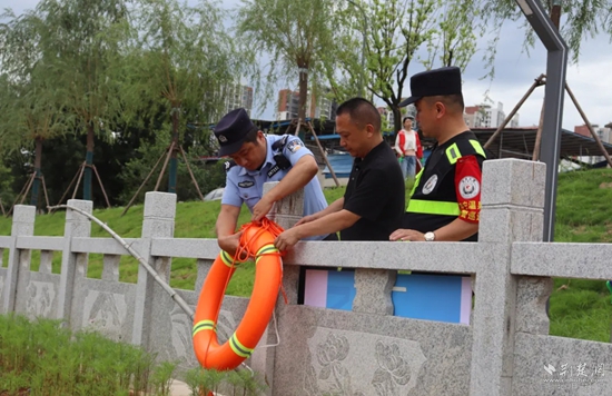 雙鶴派出所民輔警在轄區(qū)重點(diǎn)水域排查隱患，裝配救生工具.jpg