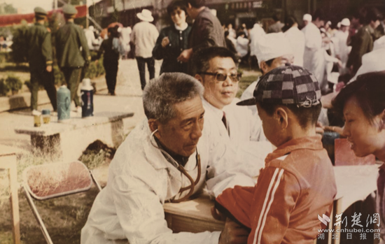 趙教授等為居民義診_副本.png.png