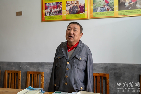 劉細(xì)谷向采訪團(tuán)成員分享故事.jpg