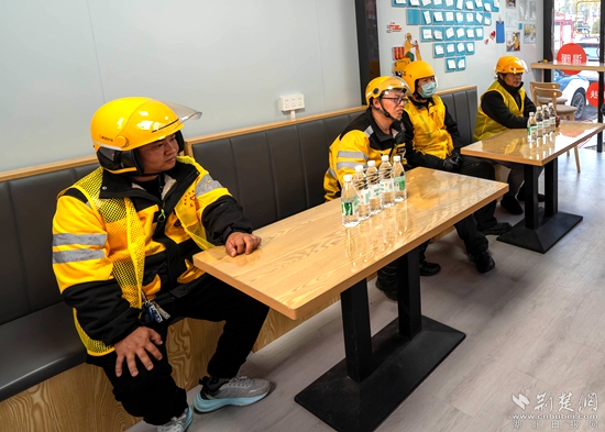 黎佳和同事們?cè)陔h愛(ài)驛家三合廣場(chǎng)站休息.jpg