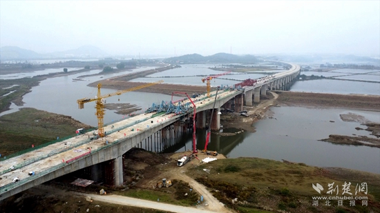 雙溝特大橋主跨合攏.jpg