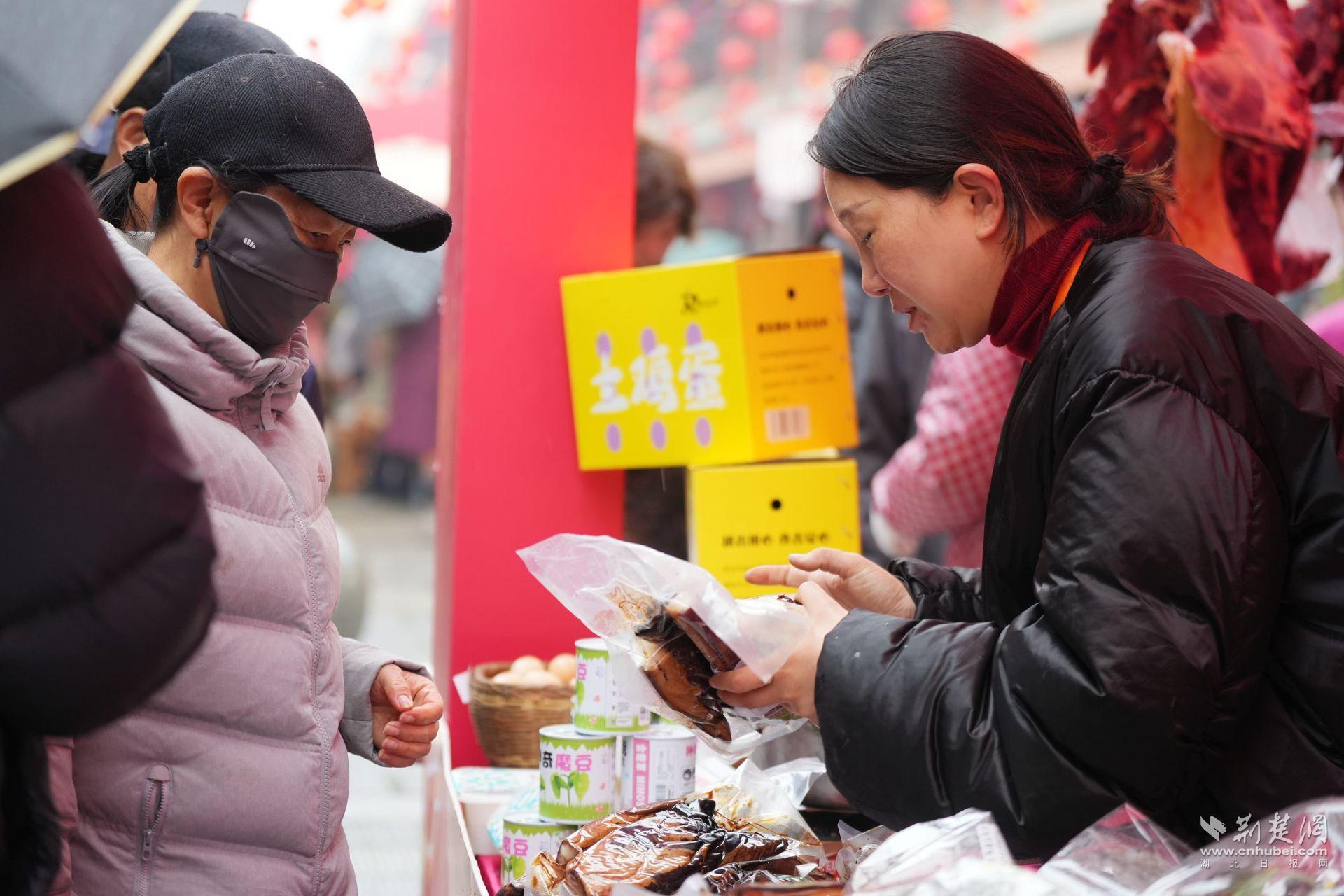 市民正在選購商品 (8).JPG.JPG