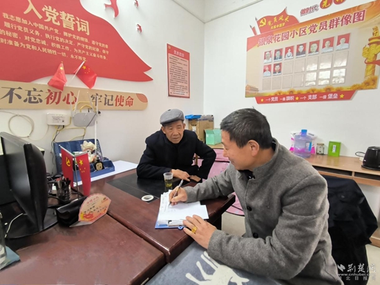 銀泉花園小區(qū)黨支部書記李正明與物業(yè)經(jīng)理商議小區(qū)規(guī)劃問題.jpg
